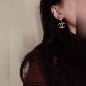 Chanel Новейшие серьги Pearl CC из материала Z
