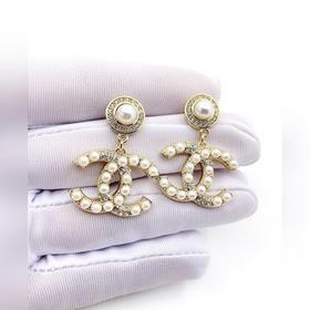Chanel Новейшие серьги Pearl CC из материала Z