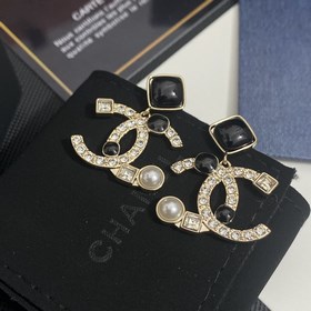 1880140  Мне очень нравится этот дизайн Chanel. Серьги-гвоздики