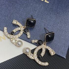 1880140  Мне очень нравится этот дизайн Chanel. Серьги-гвоздики