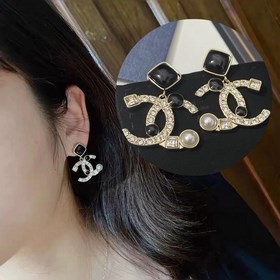 1880140  Мне очень нравится этот дизайн Chanel. Серьги-гвоздики 