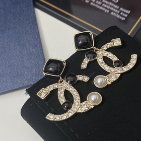 1880140  Мне очень нравится этот дизайн Chanel. Серьги-гвоздики 
