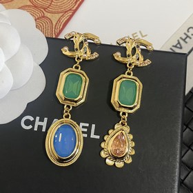 Мне очень нравится этот дизайн от Chanel. Серьги-гвоздики с буква