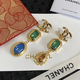 Мне очень нравится этот дизайн от Chanel. Серьги-гвоздики с буква