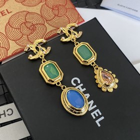 Мне очень нравится этот дизайн от Chanel. Серьги-гвоздики с буква