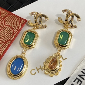Мне очень нравится этот дизайн от Chanel. Серьги-гвоздики с буква