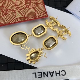 Мне очень нравится этот дизайн от Chanel. Серьги-гвоздики с буква