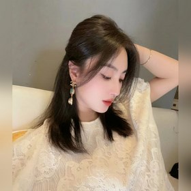 Мне очень нравится этот дизайн от Chanel. Серьги-гвоздики с буква