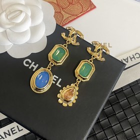 Мне очень нравится этот дизайн от Chanel. Серьги-гвоздики с буква