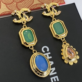 Мне очень нравится этот дизайн от Chanel. Серьги-гвоздики с буква