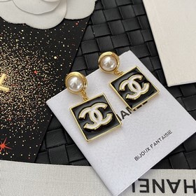 Популярный товар Chanel квадратные серьги-гвоздики с черными белы