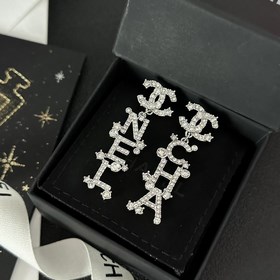 Классические серьги-гвоздики с двойной буквой C от Chanel, обязат