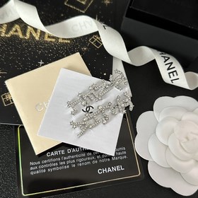 Классические серьги-гвоздики с двойной буквой C от Chanel, обязат