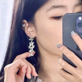 Классические серьги-гвоздики с двойной буквой C от Chanel, обязат