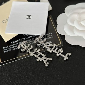 Классические серьги-гвоздики с двойной буквой C от Chanel, обязат