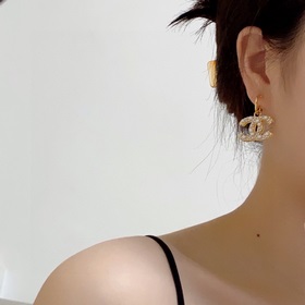 Новые модели 2023 года [Chanel] С жемчужными стразами серьгами-гв