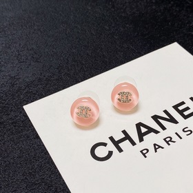Новые серьги Chanel с двойным C-образным мотивом, лаконичные летн
