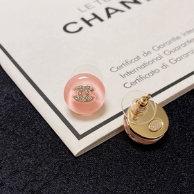 Новые серьги Chanel с двойным C-образным мотивом, лаконичные летн