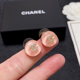 Новые серьги Chanel с двойным C-образным мотивом, лаконичные летн