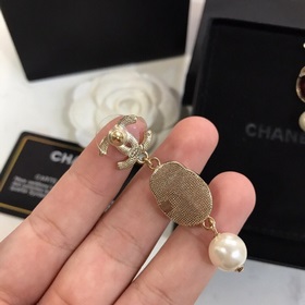[Chanel] Серьги-гвоздики с жемчужинами Chanel, популярная модель,