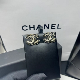 1880  Z-модель Маленькие буквички CHANEL Сережки-гвоздики с крис