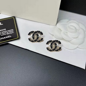 1880  Z-модель Маленькие буквички CHANEL Сережки-гвоздики с крис