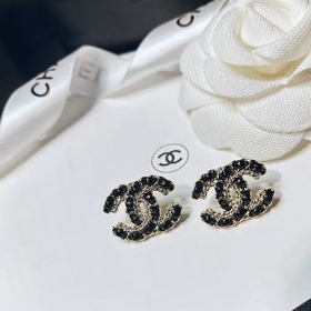 1880  Z-модель Маленькие буквички CHANEL Сережки-гвоздики с крис