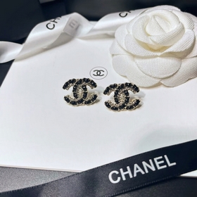1880  Z-модель Маленькие буквички CHANEL Сережки-гвоздики с крис