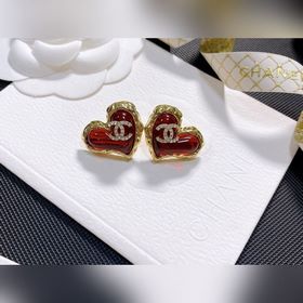 1880  Новейшие модели от CHANEl, синхронно представленные в мага