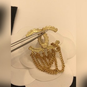 Номер XED0067 CHANEL Серьги-гвоздики с буквами бахромой, высокое 