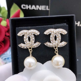 Новейшие серьги-гвоздики с подвесными жемчужинами от Chanel, изго