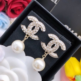 Новейшие серьги-гвоздики с подвесными жемчужинами от Chanel, изго