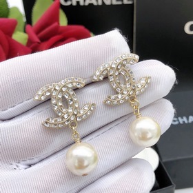 Новейшие серьги-гвоздики с подвесными жемчужинами от Chanel, изго