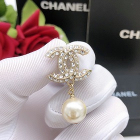 Новейшие серьги-гвоздики с подвесными жемчужинами от Chanel, изго