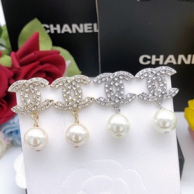 Новейшие серьги-гвоздики с подвесными жемчужинами от Chanel, изго