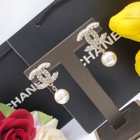Новейшие серьги-гвоздики с подвесными жемчужинами от Chanel, изго