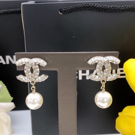 Новейшие серьги-гвоздики с подвесными жемчужинами от Chanel, изго