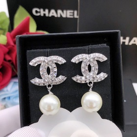Новейшие серьги-гвоздики с подвесными жемчужинами от Chanel, изго