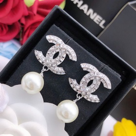 Новейшие серьги-гвоздики с подвесными жемчужинами от Chanel, изго