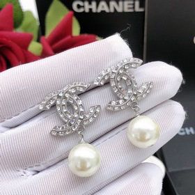 Новейшие серьги-гвоздики с подвесными жемчужинами от Chanel, изго