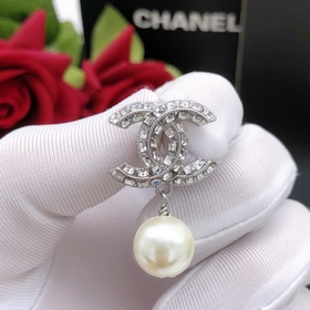 Новейшие серьги-гвоздики с подвесными жемчужинами от Chanel, изго
