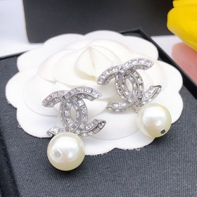 Новейшие серьги-гвоздики с подвесными жемчужинами от Chanel, изго