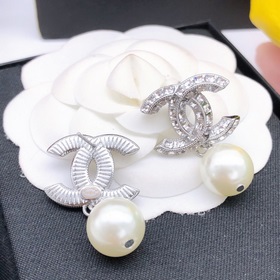 Новейшие серьги-гвоздики с подвесными жемчужинами от Chanel, изго