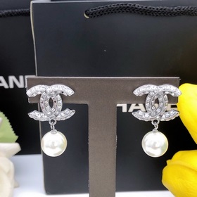Новейшие серьги-гвоздики с подвесными жемчужинами от Chanel, изго
