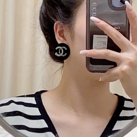 Chanel буква двойное C плюшевые серьги. Красота никогда не превзо