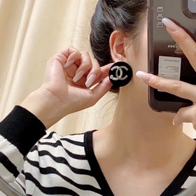 Chanel буква двойное C плюшевые серьги. Красота никогда не превзо