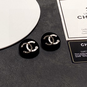 Chanel буква двойное C плюшевые серьги. Красота никогда не превзо