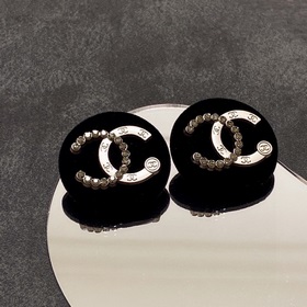 Chanel буква двойное C плюшевые серьги. Красота никогда не превзо