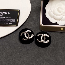 Chanel буква двойное C плюшевые серьги. Красота никогда не превзо