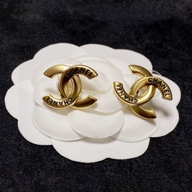 Chanel подержанные серьги с двойным C. Модели Chanel не нуждаются